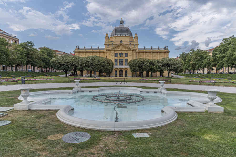 Croacia - Zagreb 33 - Pabellón del Arte.jpg